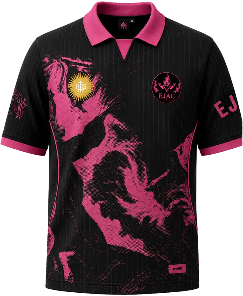 Frente da camiseta do EJAC: preta com listras finas, gola polo rosa e arte gráfica em rosa no peito